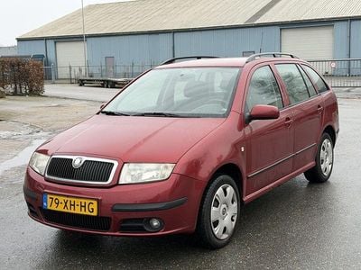 Rood Occasion 2007 Skoda Fabia Stationwagen | € 650