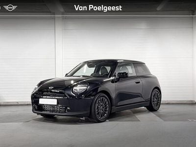 Nieuw Mini Cooper Essential 135 kW (184 PK) 2026 Midnight black ii (c4r) (donker zwart) Hatchback