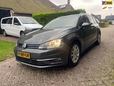 Grijs, metallic lak Gebruikt 2019 VW Golf VII Highline Stationwagen | € 13.950 (Super prijs)
