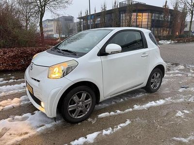 Wit (metallic) Occasion 2009 Toyota iQ Hatchback | € 1.991 (Eerlijke prijs)