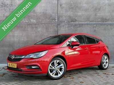 Rood Gebruikt 2016 Opel Astra Innovation Hatchback | € 9.999 (Goede deal)