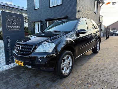 Zwart (metallic) Occasion 2005 Mercedes 350 SUV | € 13.800