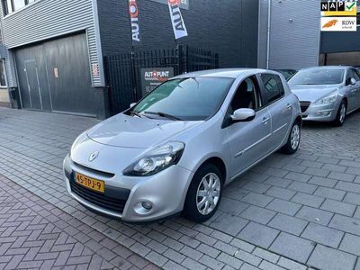 Grijs Gebruikt 2012 Renault Clio IV Authentique Hatchback | € 3.499 (Eerlijke prijs)