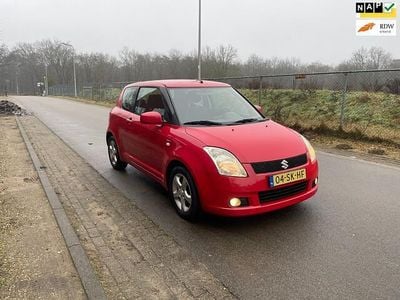 Rood Occasion 2006 Suzuki Swift Exclusive Hatchback | € 4.450 (Eerlijke prijs)