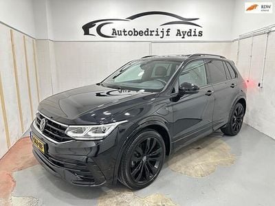 Zwart (metallic) Gebruikt 2023 VW Tiguan R-line SUV | € 35.999 (Goede deal)
