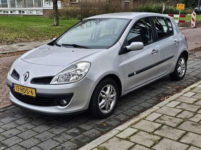 Grijs Gebruikt 2008 Renault Clio II Dynamique Sedan | € 2.250 (Eerlijke prijs)