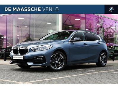 Grijs (metallic) Occasion 2023 BMW 118 Sport Line Hatchback | € 24.950 (Eerlijke prijs)