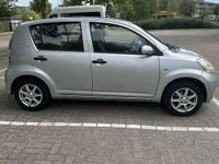 Occasion Daihatsu Sirion 87 PK (63 kW) 2005 Grijs Hatchback