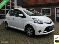 tweedehands Toyota Aygo 1.0-12V 5-DEURS VVT-I Facelift Aspiration Exclusive-Sport Ledverlichting NAVIGATIE Airconditioning BLUETOOTH TEL.&MEDIA DUBBELE SPEAKERS&AIRBAGS Centr. Vergr. Elek.Ramen Stuurbekr.Radio/Cd/Mp3/Usb/Aux 12V.-Aansl. Isofix Topstaat FULL OPTIONS N