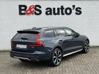 tweedehands Volvo V60 CC 2.0 B5 AWD Pro Carplay Panoramadak Led Verlichting Digitaal display Dab Keyless 20 inch LM velgen