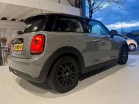 tweedehands Mini Cooper 1.5 Business NL-AUTO | NAP | NAVI | AIRCO | 16INCH ZWARTE VELGEN | ZWART DAK |