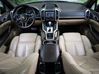 tweedehands Porsche Cayenne 3.0 S E-Hybrid, (417 pk) Automaat, Keurig-Onderh., Navigatie, Panoramadak, Stoelverwarming, 21Inch-GTS-Velgen, Leer, Elektrische-Achterklep, Elektrische-Trekhaak, Spiegel-Pakket, -Vering-Management, Parkeersensoren-V+A, Privacy-Glas