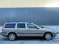 tweedehands Volvo V70 2.4 Comfort Line NWE APK TREKHAAK STOELVERWARMING SCHUIFDAK NAP 3 SLEUTLES