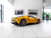 Occasion Ferrari 296 186 PK (136 kW) 2024 Geel (parellak) Cabriolet