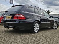 tweedehands Mercedes 200 E-KLASSE CombiKompressor COMAND NAVIGATIE|CRUISE CONTROL|ECC/AIRCO|GETINT GLAS|17 INCH|NIEUW STAAT|COMPLETE HISTORIE Maandag tot Vrijdag geopend van 09.00 tot 20.00 uur en Zaterdag van 09.00 tot 18.00 uur