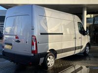 tweedehands Renault Master T35 2.3 dCi 135 L2H2 Work Edition NAVIGATIE | ACHTERUITRIJCAMERA | PARKEERSENSOREN VOOR EN ACHTER | TREKHAAK | BETIMMERING LAADRUIMTE