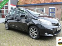 tweedehands Toyota Yaris 1.3-16V VVT-I 5-DEURS 100PK 6-Bak Aspiration/Dynamic Achteruitrijcamera Airco Bluetooth Handsfree&Media Elek.Ramen+Spiegels Centr.Vergr. Leder-/Multifunc.Sportstuur Armsteun In Hoogte Verst.Voorstoel Boordcomp. Dubbele Airbags&Speakers 12V.-A