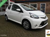 tweedehands Toyota Aygo 1.0-12V VVT-I 3-Deurs Facelift 2 AUTOMAAT Exclusive-Sport Ledverlichting Airco Bluetooth Handsfree&Media Lederstuur F1-Schakelflippers Dubbele Airbags&Speakers Radio/Cd/Mp3/Usb/Aux 12V.-aansl. Centr.Vergr. Elek.Ramen Stuurbekr. Mist V+A Privac