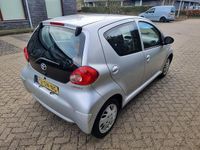 Occasion Toyota Aygo 68 PK (50 kW) 2006 Grijs (metallic) Hatchback