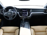 tweedehands Volvo V60 T5 Momentum | Semi elektrische trekhaak | Stoelverwarming | High performance audio | Keyless start | Park assist voor & achter | Lederen interieur | Apple Carplay | Extra getint glas achter |