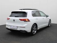 tweedehands VW Golf VIII 1.5eTSI/131PK R-Line DSG · Panoramadak · Parkeersensoren · Stuur-/stoelverwarming