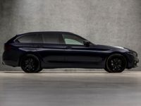 tweedehands BMW 530 5-SERIE Touring d High Executive 266Pk Automaat (APPLE CARPLAY, DEALER ONDERHOUDEN, GROOT NAVI, ADAPTIVE XENON, STOELKOELING, ZWART HEMEL, HARMAN/KARDON, TREKHAAK ELEKTRISCH, NIEUWSTAAT)