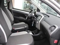tweedehands Toyota Aygo 1.0 VVT-i x-play//CAMERA//APPLE CARPLAY!!