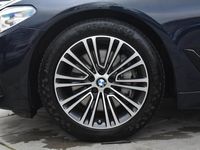 tweedehands BMW 540 5-SERIE TouringxDrive High Executive Sport Line Glazen Schuifdak / Electrische Zwenkhaak / Harman Kardon / 19 Inch / Stoelverwarming Voor en Achter / Parking Assistant Plus / Head Up Display / Driving Assistant / Harman Kardon
