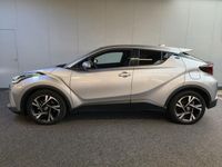 tweedehands Toyota C-HR 1.8 Hybrid Dynamic uit 2022 Rijklaar + 12 maanden Bovag-garantie Henk Jongen Auto's in Helmond, al 50 jaar service zoals 't hoort!