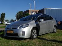 tweedehands Toyota Prius 1.8 Dynamic Business - Automaat, Navigatie, Panorama dak met zonnecellen, Camera, Xenon, Parkeer assistent, Head up display, Automatische airco, Cruise Control, Elektrische ramen en spiegels, Armsteun voor en achter, klein leerpakket