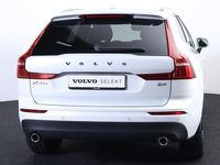 tweedehands Volvo XC60 B4 Momentum - IntelliSafe Surround - Getint glas - Verwarmde voorstoelen en stuur - BLIS - Elektr. uitklapbare trekhaak - Parkeer assistent voor en achter - Parkeercamera achter - 18" LMV
