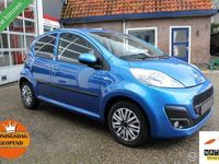 tweedehands Peugeot 107 1.0-12V 5-Deurs Facelift 2 Active-Sport Airconditioning Centrale Deurvergrendeling Elektrische Ramen Stuurbekrachtiging Lederstuur Radio/Cd/Aux 12Volt Aansluiting Zwart Interieur Isofix Privacy/Zonwerend Glas Métallic Lak Mistlampen V+A Dist