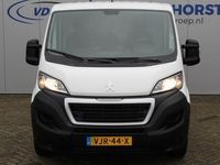 tweedehands Peugeot Boxer 330 2.2-120pk BlueHDi gesloten bestelwagen L1H1 Premium. Airco, cruise cntrl, navigatie, telefoonvoorb., camera, elektr. spiegels en elektr. ramen, 3-zits, laadruimte betimmerd, trekhaak.