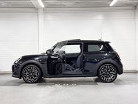 Nieuw Mini Cooper Favoured 156 PK (114 kW) 2025 Midnight black ii (c4r) (donker zwart) Hatchback