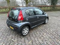 Occasion Peugeot 107 68 PK (50 kW) 2011 Grijs (metallic) Hatchback
