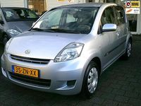 Occasion Daihatsu Sirion 91 PK (66 kW) 2008 Grijs (metallic) Hatchback