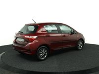 tweedehands Toyota Yaris 1.5 Hybrid Design | Parkeersensoren Voor en Achter | Stoelverwarming | Cruise Control | Achteruitrijcamera | Led Verlichting | Parelmoer Rood |