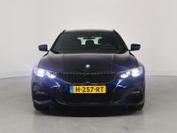 tweedehands BMW 320 3-SERIE Touring i Executive Edition | M-Sport | 1e Eigenaar! | Dealer Onderhouden | Sportstoelen | HUD | Camera | Stoelverwarming | Clima | Elektrische Achterklep | 19'' Lichtmetalen Velgen