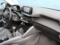 tweedehands Peugeot 2008 SUV 1.2 PureTech Allure | Navigatie | Camera | Trekhaak | All season | 29.000km |