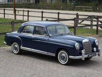 tweedehands Mercedes 220 s | Ponton sedan in prachtige staat | 6-cilinder | Becker radio |