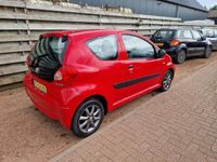Occasion Toyota Aygo 68 PK (50 kW) 2006 Rood Hatchback
