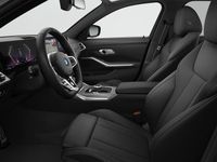 Nieuw BMW 330e M Sport 292 PK (214 kW) 2026 Saphirschwarz metallic (zwart metallic) Stationwagen