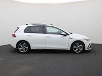 tweedehands VW Golf VIII 1.5eTSI/131PK R-Line DSG · Panoramadak · Parkeersensoren · Stuur-/stoelverwarming