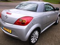 tweedehands Opel Tigra TwinTop 1.4-16V Cosmo Cabrio, Lederen/stoffen bekleding, Airco, Cruise control, Elektrisch bedienbare kap, Boordcomputer, Windscherm, 16" LMV