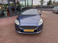 tweedehands Ford Fiesta 1.0 EcoBoost Vignale Automaat, Airco(automatisch), Carplay, Pano schuifdak, Stuurverwarming, Stoelverwarming, voorruit verwarmd, Parkeersensoren, Navigatie, Camera enz enz, Zeer mooie auto, Dealer onderhouden, BOVAG garantie