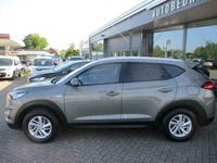 tweedehands Hyundai Tucson 1.6 GDi Comfort*BOVAG GARANTIE*AIRCO(AUT)CRUISE CONTROL*NAVIGATIE* ACHTERUITRIJCAMERA*STOELVERWARMING*DAKRAILS*EXTRA SET WINTERBANDEN OP VELG*PARKEERHULP ACHTER* AFGELEVERD DOOR DEALER MET GARANTIE!!!