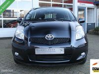 tweedehands Toyota Yaris 1.0-12V 5-Deurs Facelift VVT-I Cool/Comfort Climate Control (Airco) Centr.Vergr. Elek.Ramen Stuurbekr. Leder-/Multifunct.Stuur Boordcomp. Radio/Cd/Aux Dubb.Airbags&Speakers 12V.-Aansl. In Hoogte Verst.Voorstoel Isofix Mistlampen Voor+Achter M