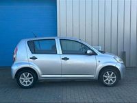 Occasion Daihatsu Sirion 87 PK (63 kW) 2005 Grijs Hatchback