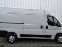 tweedehands Opel Movano L2H2 2.2D 140 PK 3.5t Heavy | 500 KG extra trekgewicht | NAVI | Carplay | Camera | Parkeersensoren achter | Lederen stuurwiel | Verzwaarde vering | Automatische verlichting, airco en ruitenwissers | van ¤38.092 voor ¤31.500 | N32443