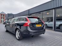 tweedehands Volvo V60 1.6 T4 Momentum Dealer oh Navi Clima Cruise PDC Telefoon Regensensor Electrisch inklapbare spiegels